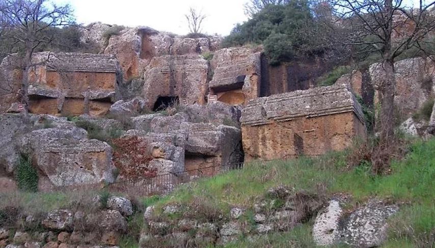Vetralla, Necropoli rupestre di Norchia.jpeg
